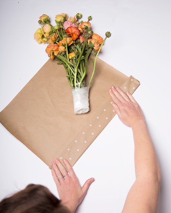 How to wrap your bouquets and also keep them fresh with a genius trick so you can show up with something happy at your dinner party or wedding How To Make Mini Bouquet Wrap, Flower Wraps Ideas, Butcher Paper Flower Wrap, Flower Wrapped In Paper, Diy Flower Boquettes, Paper Wrapped Flower Bouquet, How To Wrap Flowers In Brown Paper Bag, Wrapping Small Bouquets, Easy Way To Wrap Flowers