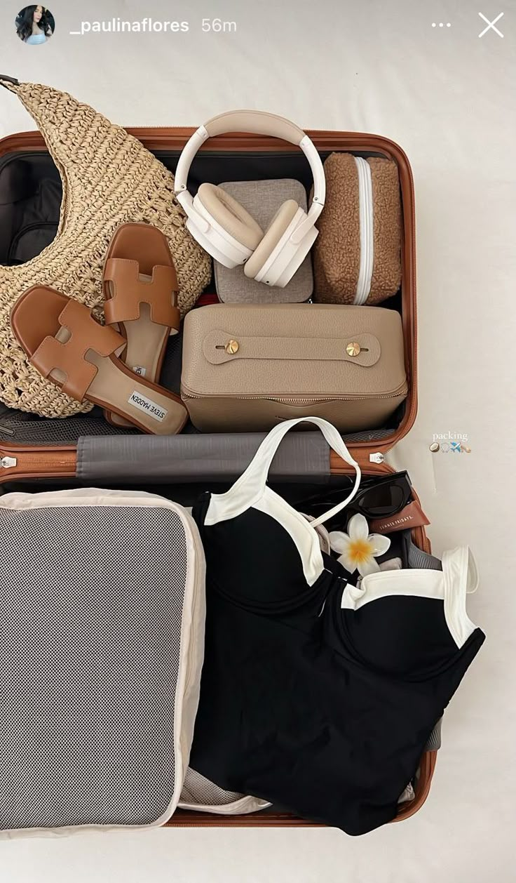 Packing A Suitcase, Carry On Makeup, Makeup Amazon, Amazon Travel Must Haves, Travel Instagram Ideas, International Travel Essentials, Europe Travel Essentials, Everyday Bag Essentials, Essentials Checklist