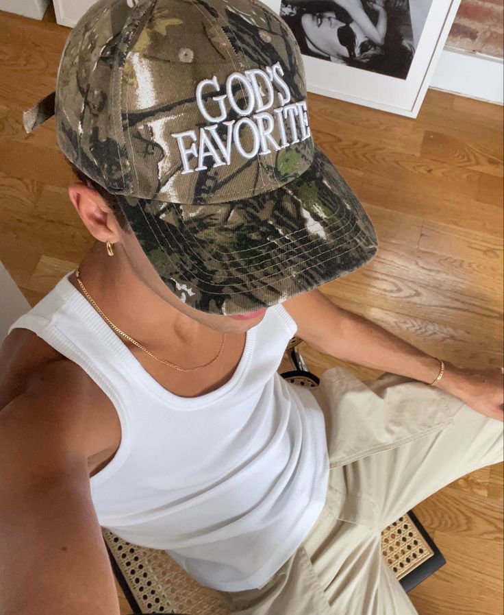 Camo Hat Outfit Men, Baseball Caps Mens Outfit, Binie Hat Style, Camo Hat Outfit, Camo Hats Outfits, Fitted Hat Outfit, Hat Fashion Men, 2000s Fashion Men, Hat Outfit Men