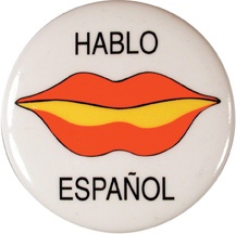 a button with the words hablo espanol and an orange lip on it