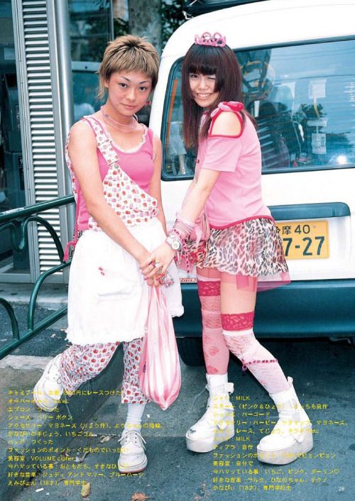 girl on right! 90s Harajuku Fashion, 90s Harajuku, Harajuku 90s, Street Style Magazine, Fruits Magazine, Noel Fielding, Harajuku Fashion Street, Wardrobe Goals, Harajuku Girls