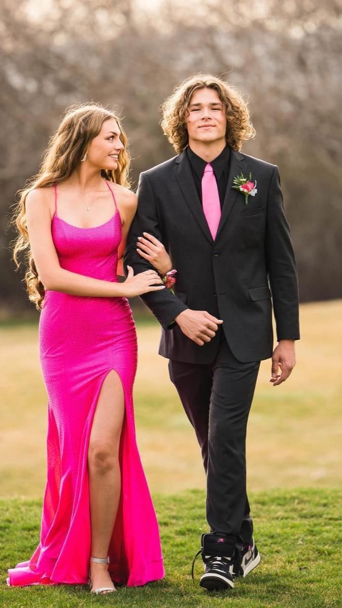 Prom Picture Poses For Couples, Prom Group Poses, Couples Homecoming Pictures, Couple Prom Pictures, Couples Prom, Prom Photography Poses, Couple Prom, Funny Prom, Prom Pic Ideas