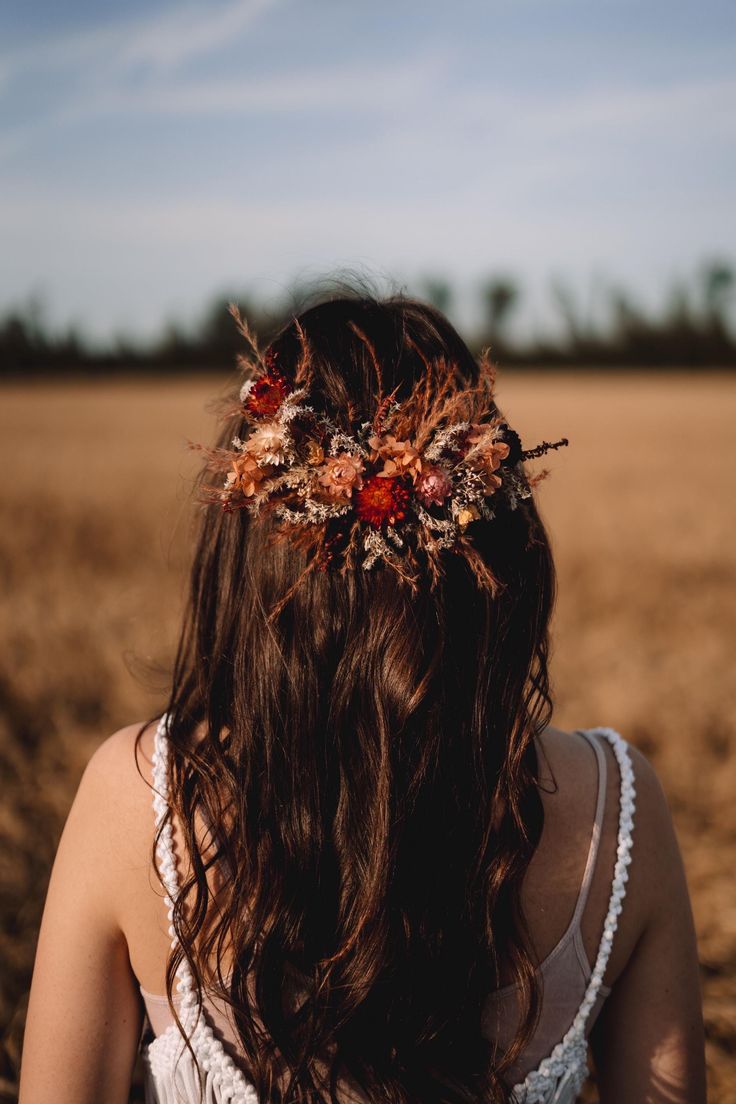 🌿Bohemian bridal headpiece🌿 Size - 20 x 10 cm  Options: *Hair comb  *Bridal bouquet  *Boutonniere  When ordering, please note that all accessories are made by hand, and the production time for this particular accessory can be 5-7 days.  Let us know the date of your wedding so that the order can arrive on time. DELIVERY:  Canada: 4-6 weeks Latvia: 1-5 business days United States: 5-12 days USPS service. Europe: 2-4 weeks ❗️Order processing time, accessories production 5-7 days❗️ Nature in me (V Boho Flower Hair Comb, Boho Hair Comb Wedding, Autumn Wedding Hair Wreath, Fall Wedding Flower Hair Comb, Bohemian Hair Comb, Pampas Wedding Hair Piece, Autumn Bridal Hair Accessories, Rustic Hair Pieces, Rustic Wedding Hair Comb