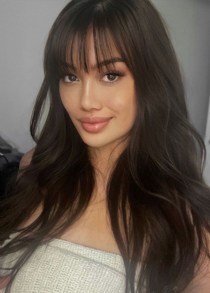 Bangs Light Fringes, Long Layers With Light Bangs, Round Layers Wispy Bangs, Light Fringe Hairstyles, Wispy Bangs For Thick Hair, Light Bangs And Layers, Short Layers With Wispy Bangs, Wispy Fringe Straight Hair, Hair Styles Bangs Round Face