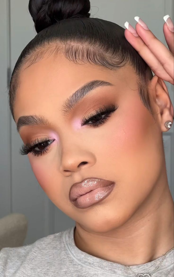 Makeup Inspo Soft Glam, Pink Inner Corner Makeup Black Women, Soft Glam Pop Of Color, Light Pink Soft Glam Makeup Black Women, Casual Birthday Makeup, Birthday Make Up Looks Natural, Soft Glam With Pop Of Color, Current Makeup Trends 2024, Bday Makeup Looks