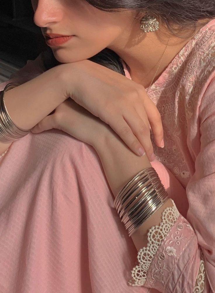 Desi Coquette Core, Pink Indian Aesthetic, Eid Pics Poses, Desi Photoshoot Ideas, Vintage Desi Aesthetic, Dazecore Aesthetic, Soft Princess, Images Terrifiantes, South Asian Aesthetic