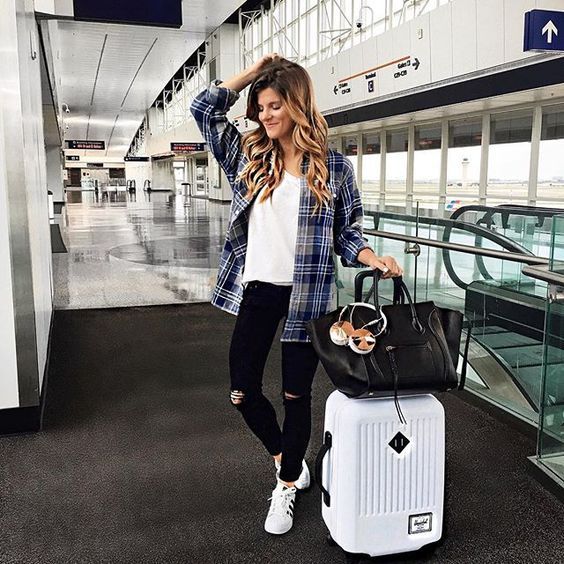 What to Wear in 50 Degree Weather: For All Occasions - Outfit Ideas HQ Jeans Travel Outfit, Airport Outfit Spring, Summer Airplane Outfit, Plane Outfit, Travel Airport, Airplane Outfits, Fashion Travel Outfit, Jeans Outfit Winter, Outfit Travel