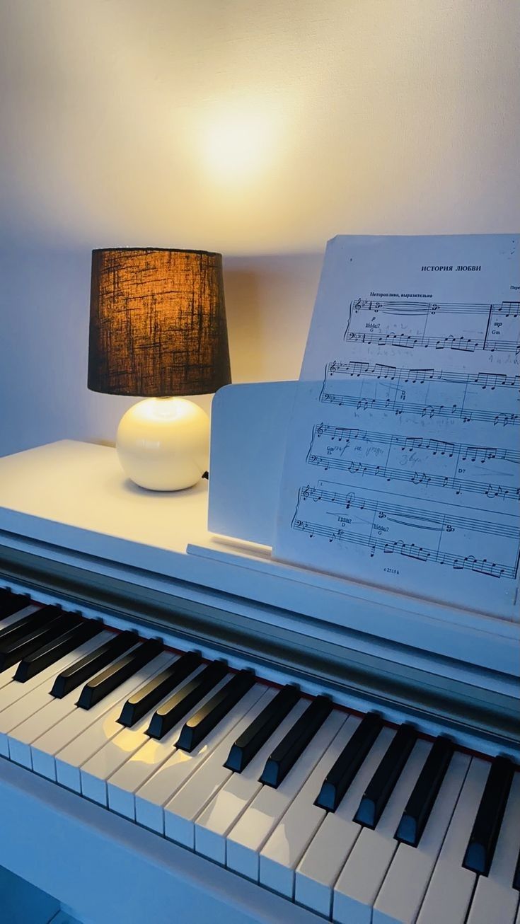 a lamp that is on top of a piano