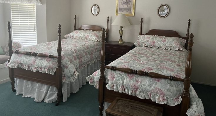 two twin beds in a bedroom next to each other