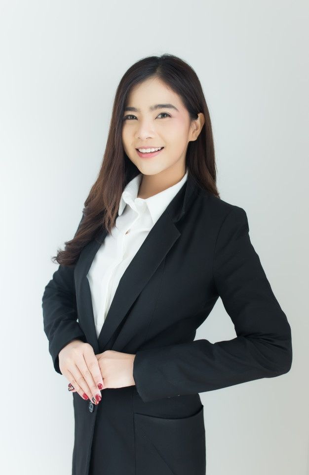 Foto Formal Kerja, Asian Business Women, Business Woman Photography, Corporate Attire Women Young Professional, Office Attire Women Professional Outfits, Formal Attire Women, Formal Poses, Business Headshots Women, Yearbook Photoshoot