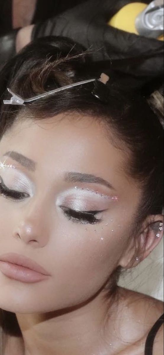 Ariana Grande Makeup 2022, Ariana Grande Eyeshadow Looks, Pearlescent Makeup Looks, Natural Angelic Makeup, Light Princess Makeup, Pink Jewel Makeup, Unique Wedding Makeup Looks, Ballerina Core Makeup, Jem Makeup Looks