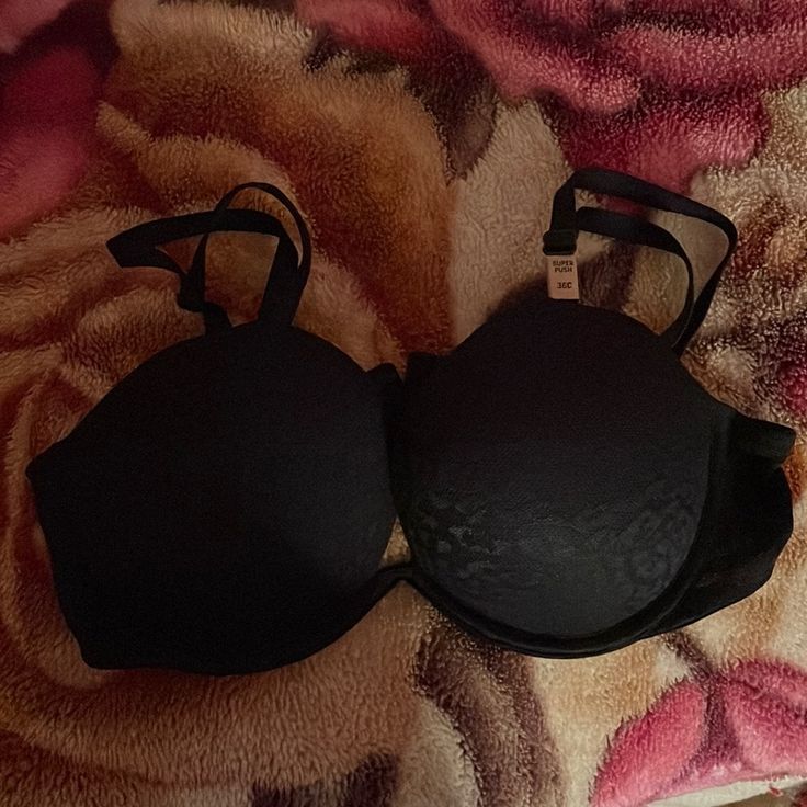 It’s A Brand New Push Up T Shirt Bra It Has Never Been Worn Still Has The Tag On It I Accidentally Brought The Same Color And Style Bra The Lace On The Bra Does Not Give You A Scratchy Irritating Feeling Bra Pic, Sleepwear Black, Lace Bralette Top, Bra Photos, Super Push Up, White Lace Bralette, Victoria Secret Pink Bras, Pink Lace Bralette, Replica Shoes