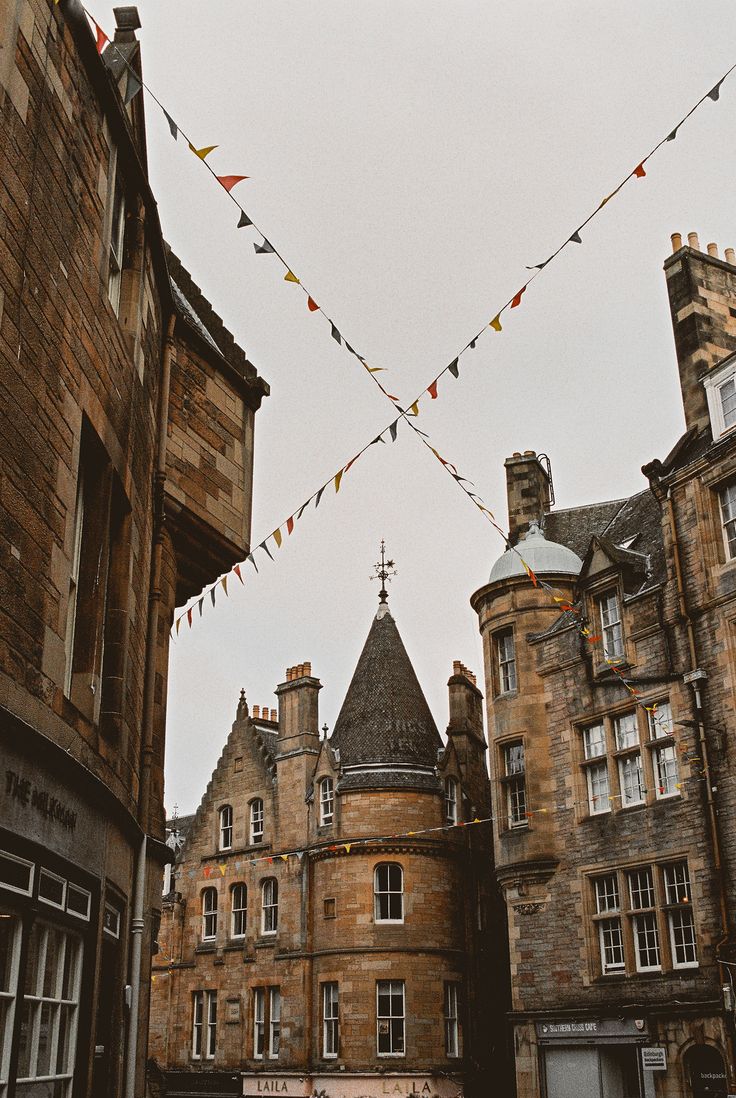 This is Edinburgh, Cockburn Street in a Dark Academia Aesthetic #edinburgh #cockburnstreet #darkacademiaaesthetic Ballet Dark Academia, Edinburgh Dark Academia, Sherlock Party, Edinburgh Harry Potter, Edinburgh Trip, Edinburgh Aesthetic, Scotland Aesthetic, Travel Mood, Rp Characters