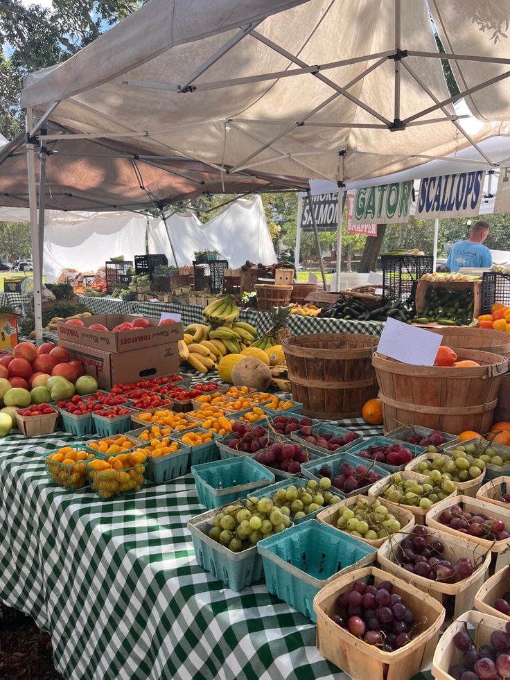 farmers market, fruits and veggies Farmers Market New York, Spring Summer Vibes Aesthetic, Fruits Summer Aesthetic, Farmers Market Fruit Aesthetic, Downtown Market Aesthetic, Food Markets Aesthetic, Farmers Market Vision Board, Produce Stand Aesthetic, Fresh Food Market Aesthetic