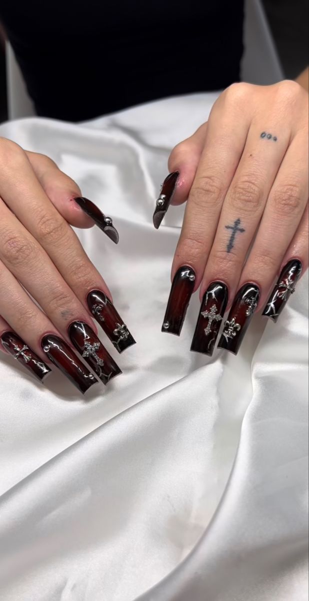 Grunge Nails With Charms, Black Chain Nails, Long Alt Nails, Goth Long Nails, Dark Nails With Gems, Acrylic Nail Designs Emo, Dark Nail Aesthetic, G59 Nails Acrylic, Emo Baddie Nails