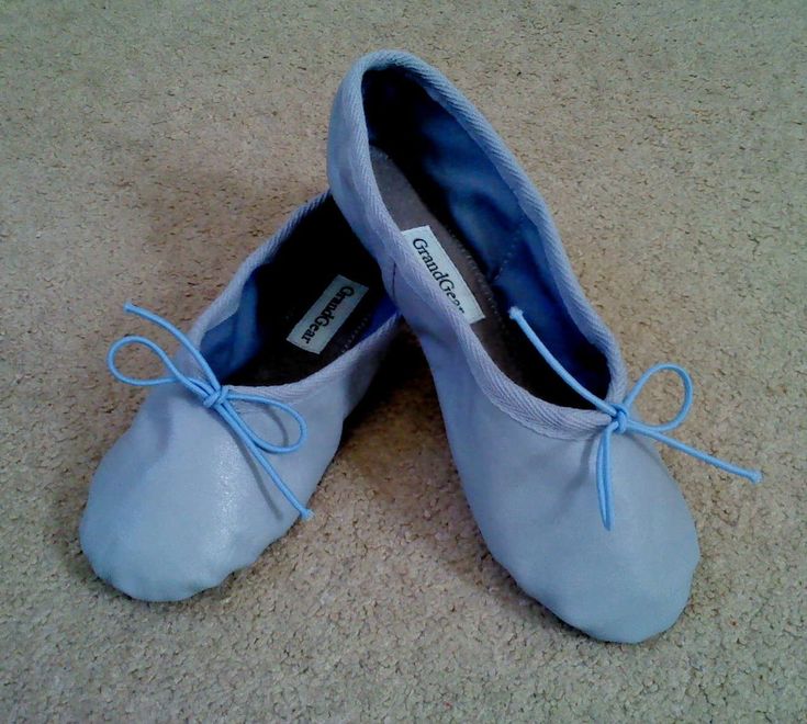 These jet blue leather ballet slippers are handmade, hand pleated & hand finished. They are made of quality lambskin with matching cotton lining & double layered felt inner soles. The outer full soles are of suede leather and the shoes have elastic drawstrings for fitting adjustment. They are a very attractive, yet durable & comfortable ballet shoe, great for dancing & dance practice, for costume or normal wear. They can be made in the size of your choice.  If you would like these ballet slipper Blue Ballet Shoes, Leather Ballet Shoes, Ballet Shoe, Warm Weather Outfits, Ballet Slippers, Dance Practice, Beautiful Shoes, Ballerinas, Blue Leather