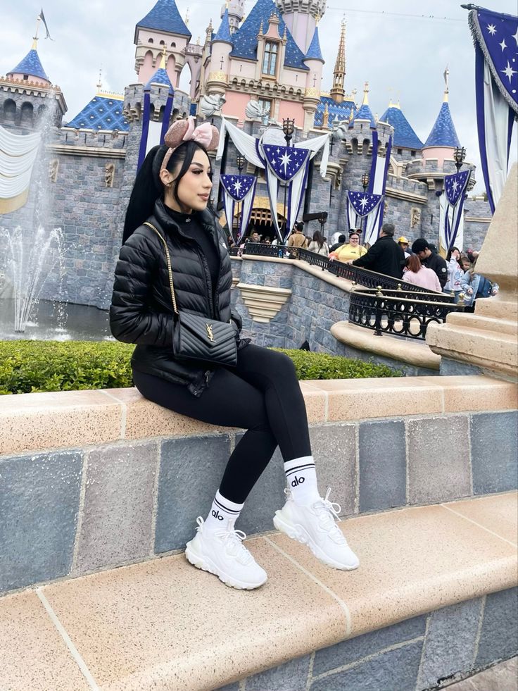 Winter Universal Studios Outfit, Disney Outfits Buchifresa, Universal Studios Outfit January, Disney Baddie Outfits, Winter Disney World Outfits Women, Disney Winter Outfits Women, Downtown Disney Outfit, Orlando Outfits Winter, Disney Paris Outfits Winter