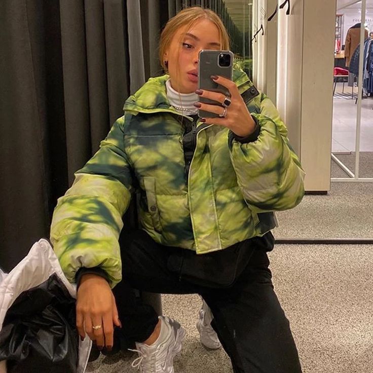 Aesthetic Jacket Outfit, Aesthetic Jacket, Skater Girl Outfits Grunge, Puffer Jacket Outfit, Green Puffer Jacket, Skater Aesthetic, Skater Girl Outfits, Skater Girls, Jacket Outfit