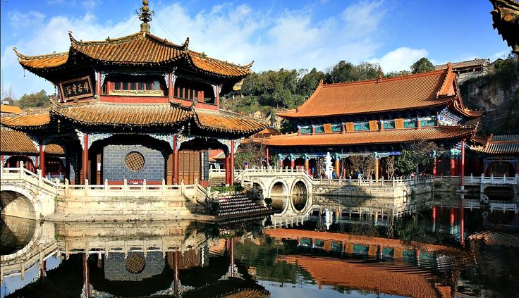 Traveling to the "Wild West" of China? Find out what to wear in Yunnan Province including visits to Kunming, Lijiang, Dali, and Shangri-La! Yuantong Temple, Kunming China, Ancient Chinese Architecture, Lijiang, Kunming, Wooden Buildings, Chinese Architecture, Beautiful Park, Buddhist Temple