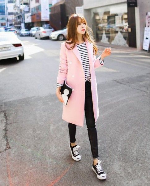 16 Ideas para combinar outfits con rosa y negro Pink Coat Outfit, Mode Pastel, Cooler Style, Japan Outfit, Instyle Magazine, Pink Coat, Winter Outfits For Work, Coat Outfits, Rilakkuma