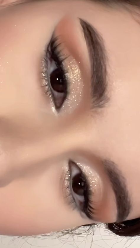 Prom Aesthetic Makeup, Grad Makeup Ideas, Prom Makeup Champagne, Makeup For Confirmation, Prom Makeup Without Eyeliner, Gold Glam Eye Makeup, Light Glam Prom Makeup, Golden Eye Look, Makeup Idea For Prom