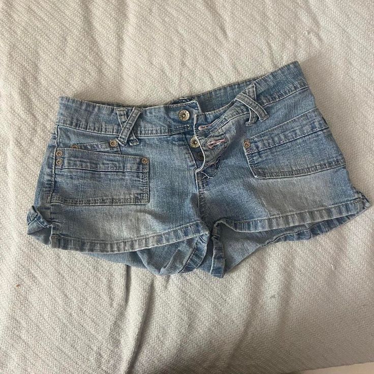 Denim Shorts Outfit Summer, Depop Clothes, Low Rise Denim Shorts, Cute Bottoms, Y2k Shorts, Baggy Pants, Swaggy Outfits, Shopping Spree, 2000s Fashion