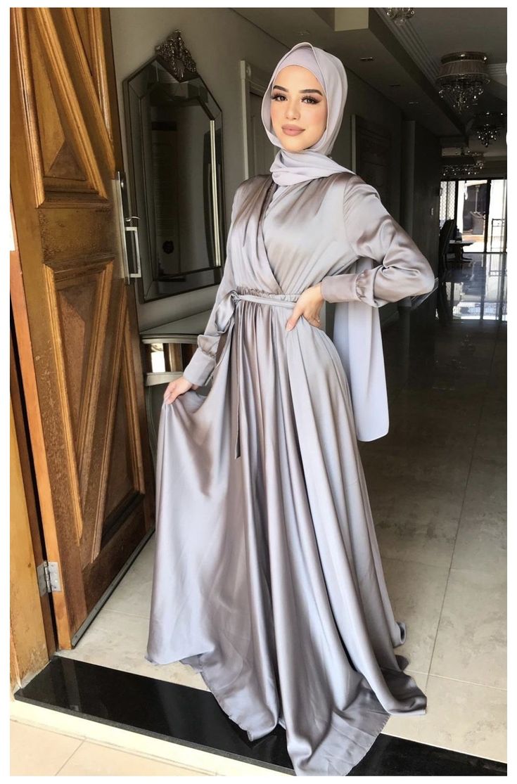 Satin Dress Outfit Ideas, Saten Dress, Grey Satin Dress, Satin Dress Outfit, Outfit Ideas Hijab, Fesyen Islam, Hijab Dress Party, Estilo Hijab, Stile Hijab