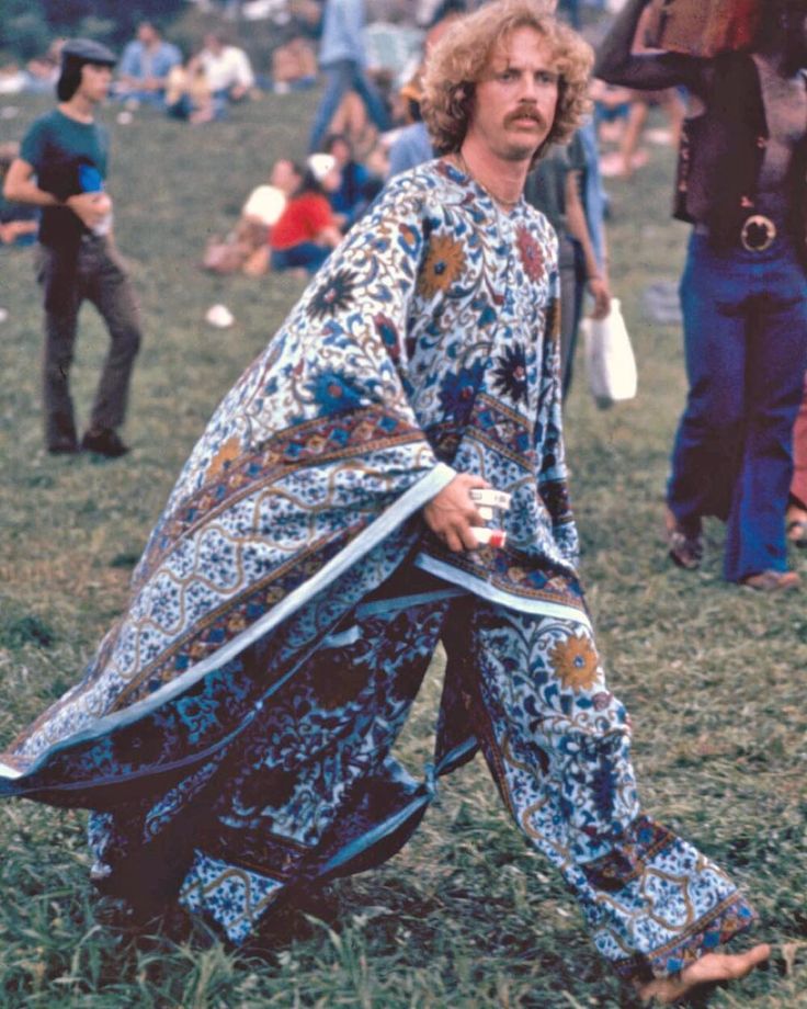 Finding fashion inspiration in old pictures of Monterey Pop festival and Woodstock. The men of the 60s had it going on! Love this look! ✨ #festivalfashion #woodstock #groovy Moda Z Lat 70., Woodstock Outfit, Woodstock Fashion, 60s Fashion Hippie, 1969 Woodstock, Woodstock Photos, Woodstock Hippies, 70s Mode, Square Magazine