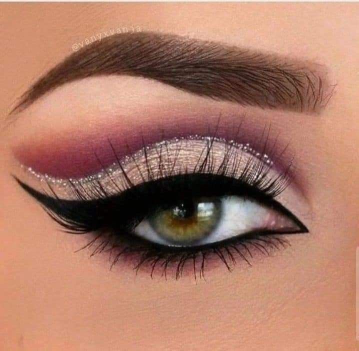 Cut Crease Eye Makeup, Christmas Eyeshadow, Eye Makeup Cut Crease, Dry Skin Makeup, Cut Crease Eye, Bronze Eyeshadow, Trendy Eyeshadow, Make Up Inspiration, Smoky Eyes