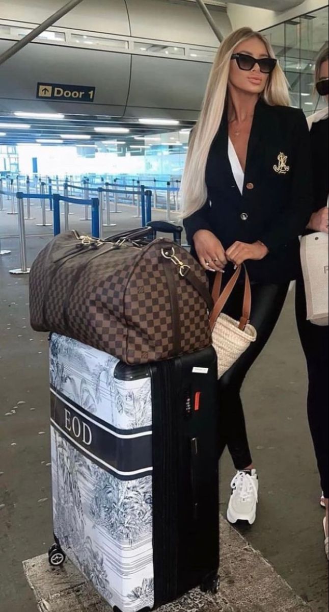 Luggage At Airport, Plane Vibes, Airport Chic, Airport Travel Outfits, Rich Women Lifestyle, Travel Chic, At Airport, Mum Fashion, Airport Travel