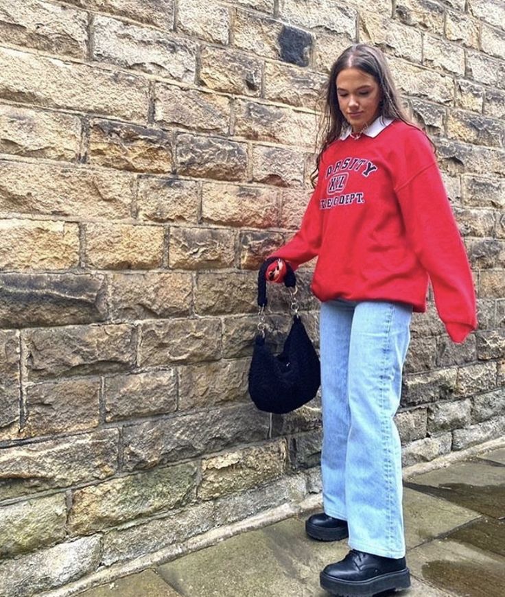 Target Outfits Employee, Red Crewneck Outfit, Red Hoodie Girl, Aesthetic Red Outfits, Crewneck Outfit Aesthetic, Red Sweatshirt Outfit, Crewneck And Jeans, Red Hoodie Outfit, Backgrounds Grunge