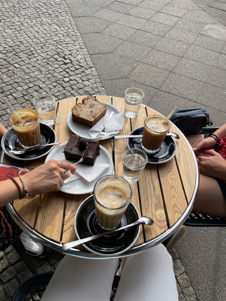 coffee table with friends Coffee And Cake Aesthetic, Coffee With Bestie, Coffee Date With Friends, Coffee Dates Aesthetic, Latte Cake, Drive Thru Coffee, Cafe Vibes, Friends Cafe, Friends Coffee