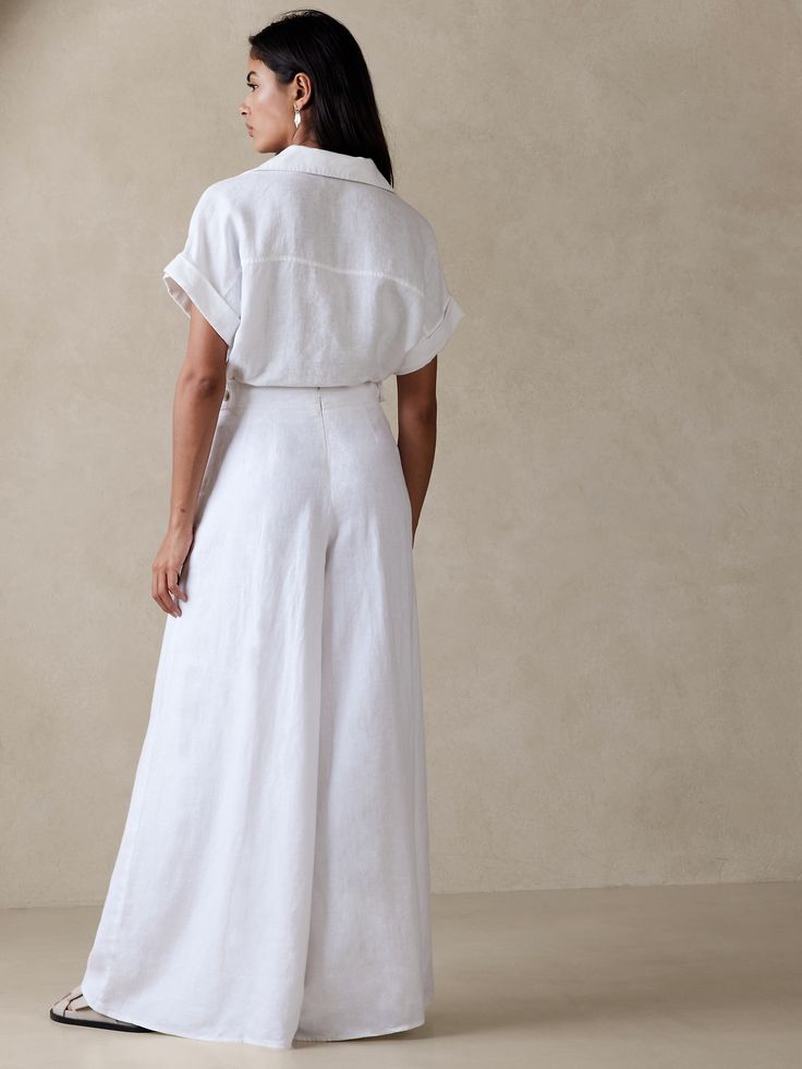 Crafted from luxurious linen in exaggerated proportions, this crisp wide-leg pant stays cool and polished-looking with beautiful pleats and a tailored waist.  ULTRA WIDE-LEG FIT: High-waisted.  Tailored for the at-ease fit of traditional trousers, bu Funeral White Outfit, Wide Linen Pants Outfit, Linen Wide Leg Pants Outfits, White Flowy Pants Outfit, Linen Outfits For Women Classy, Casual Summer Party Outfit, Wide Leg Linen Pants Outfit, Linen Pants Outfits, Wide Leg Summer Pants