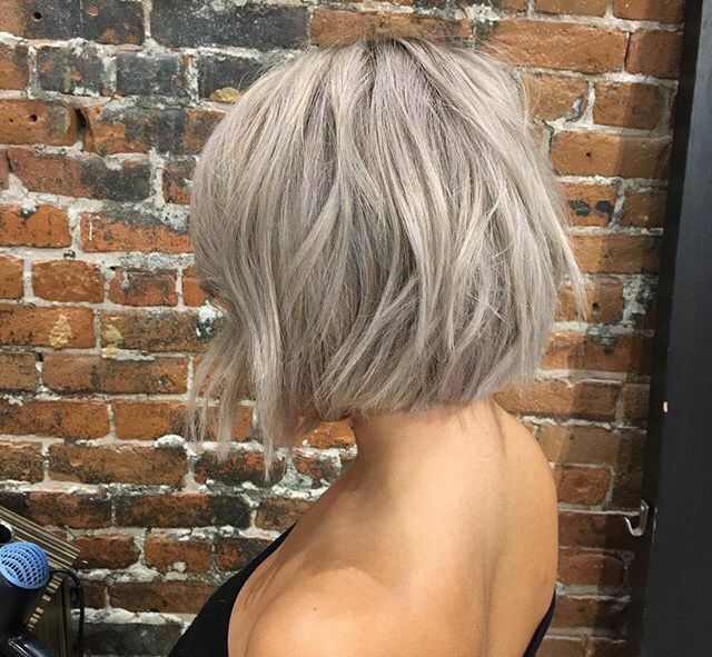 Ash Blonde Short Hair, Silver Blonde Hair, Blond Balayage, Gray Hair Cuts, Silver Blonde, Super Hair, Wavy Bobs, Trendy Hair Color, Short Wavy