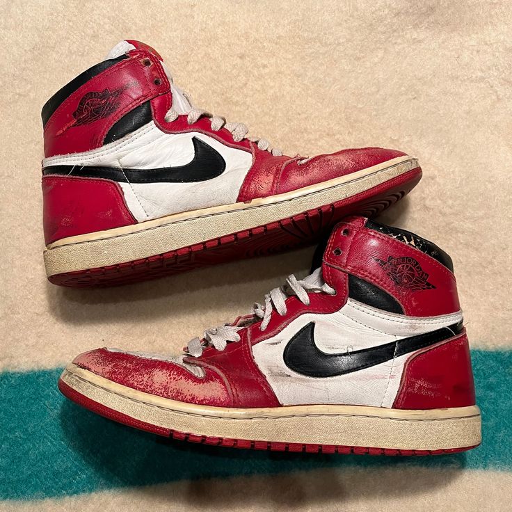 Up for sale is a wearable pair of 1985 Air jordan chicagos. Size 9.5, left collar is completely plush, right collar is crumbling in spots. Rubber on soles is still in very good condition. Not hardened at all. Original insoles aswell.  Message for questions about this item, I respond quickly. Vintage Leather Basketball Shoes For Streetwear, Vintage Basketball Shoes With Rubber Sole For Streetwear, Vintage Basketball Shoes With Rubber Sole, Vintage Leather Basketball Shoes For Sports, Vintage Leather Basketball Shoes, Vintage Lace-up Basketball Shoes With Gum Sole, Vintage White Basketball Shoes, Vintage Low-top Basketball Shoes, Vintage Lace-up Basketball Shoes