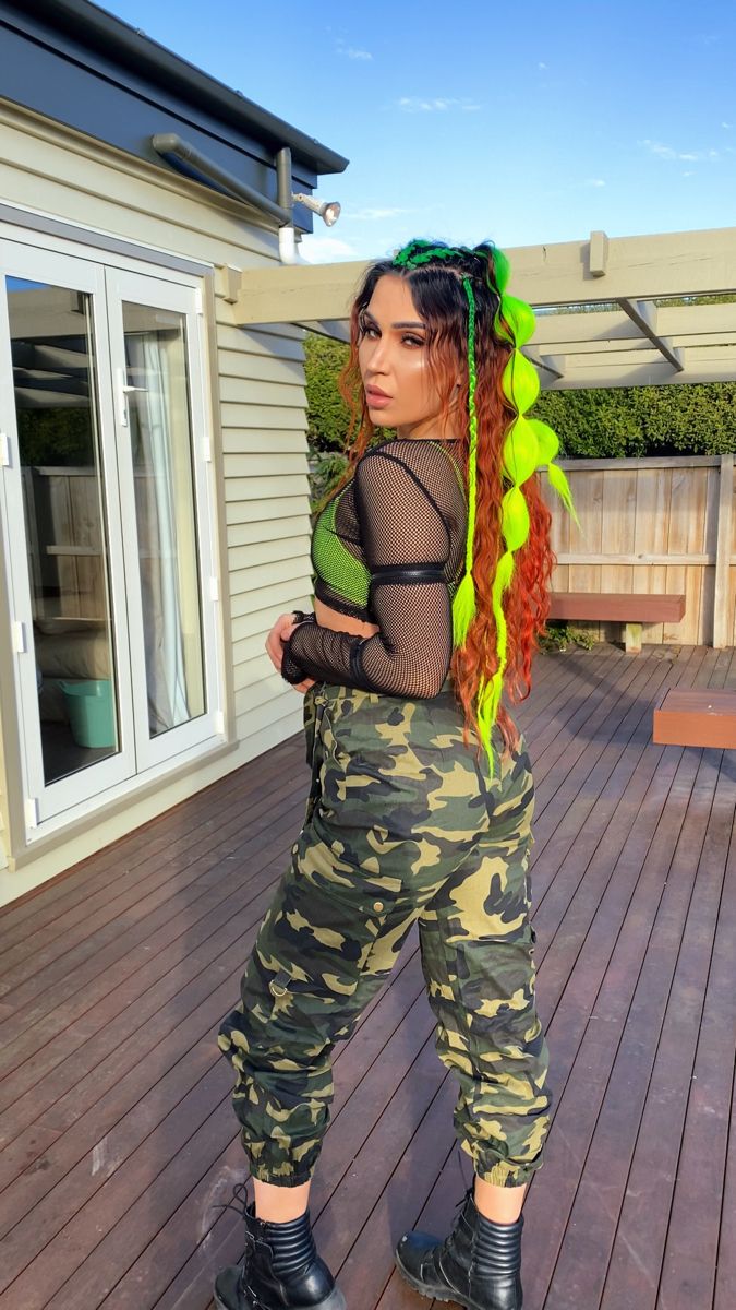 Army pants neon braids festival outfit Neon Green Festival Hair, Neon Rave Outfits Ideas, Neon Braids, Green Rave Outfit, Neon Green Outfit, Neon Rave Outfits, Braids Festival, Neon Green Outfits, Army Outfit