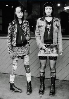 Non Servium 80s Punk Fashion, Punks 70s, Punk Rock Girls, Punk Girls, Glam Punk, 70s Punk, Rude Girl, 80s Punk, Punk Culture