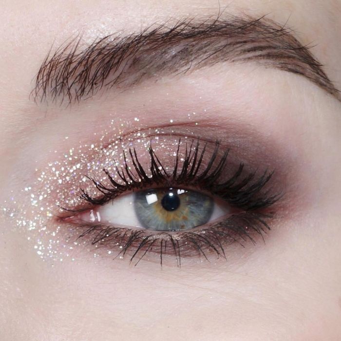 Sparkly Neutral Eye Makeup, Dark Gray Makeup, Eyeliner And Glitter Eyeshadow, Makeup Looks Glitter Eyeshadow, Simple Makeup Looks Glitter, Natural Sparkly Eye Makeup, Glitter Eyeshadow Simple, Wedding Makeup Glitter Eyes, Cheerleading Makeup Ideas Glitter