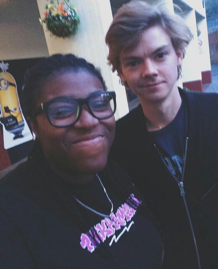 NEW PIC!! Thomas with a fan on 11/08/17 | Thomas sangster, Thomas ...