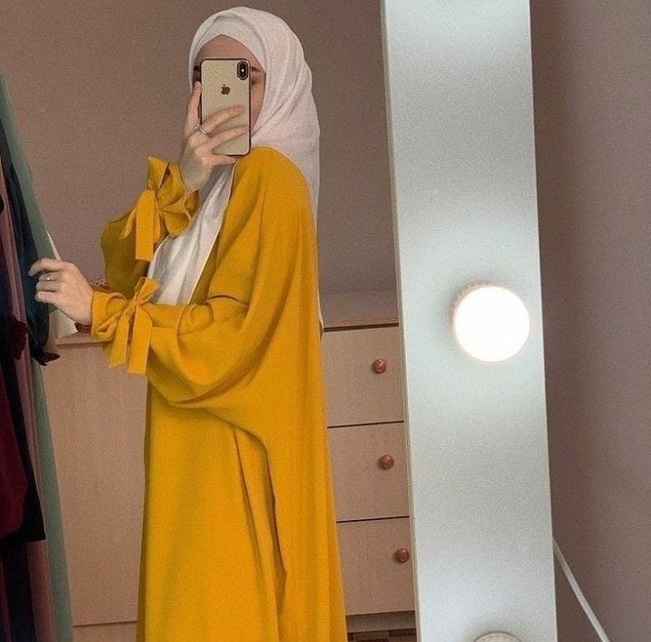 Yellow Hijabista Fashion Outfits, Yellow Hijab, Burqa Designs, Black Abaya Designs, Turkish Hijab, New Hijab, Hijabista Fashion, Hijab Designs, Sneakers Fashion Outfits