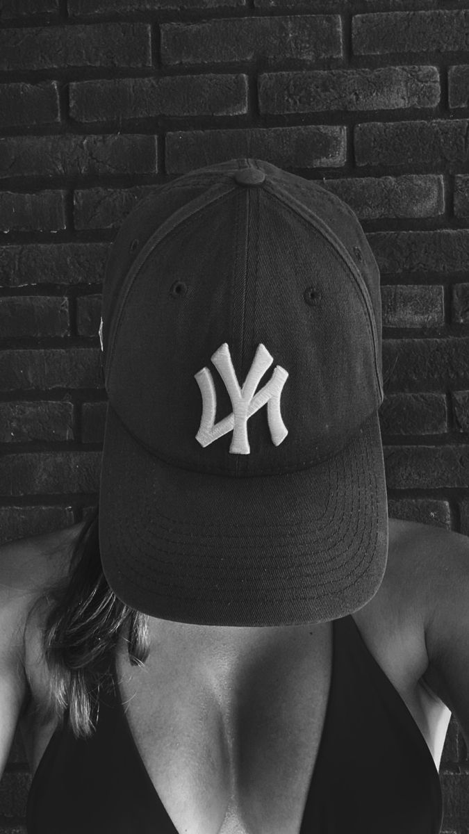 New York Yankees black and white cap. The cap and the bikini are cherry red. Black Baseball Cap Aesthetic, New York Yankees Aesthetic, Yankees Aesthetic, Cap Aesthetic, New York Cap, White Caps, Black And White Aesthetic, White Aesthetic, Black Aesthetic