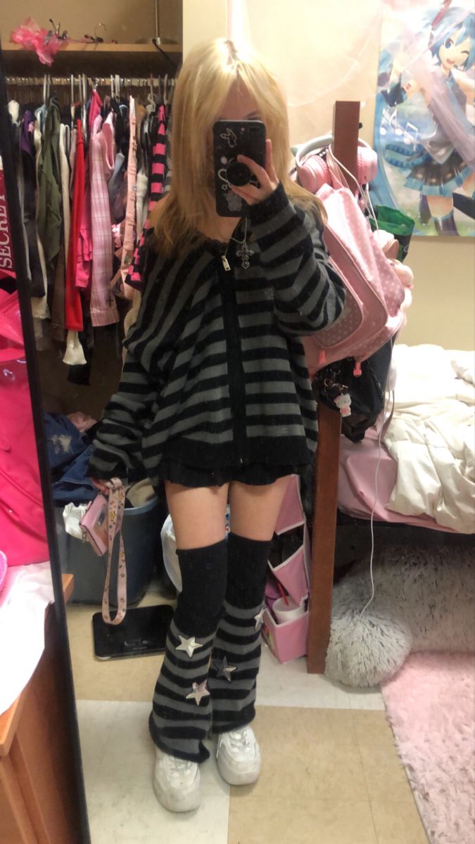 Emo Skirts Outfit, Emo Black Outfits, Emo Athletic Outfits, Emo Outfit With Skirt, Cute Emo Style, Scene Clothes Aesthetic, Cute Emo Outfit Ideas, Emo Girly Outfits, Grunge Kawaii Outfits