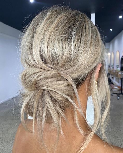 Wedding Hairstyles Bun, Bridesmaid Hair Inspo, Bridemaids Hairstyles, Summer Wedding Hairstyles, Wedding Hair Up, Guest Hair, Bridesmaid Hair Makeup, Hairstyles Bun, Up Dos For Medium Hair