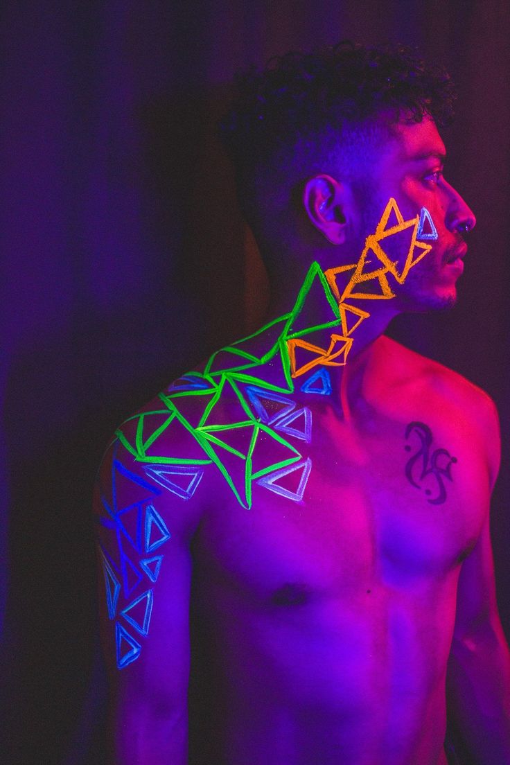 Man poses with geometric neon body paint on their face for alternative photoshoot by phoenix body artist, La Luna Henna and photographer Jennifer Lind Schutsky. Phoenix Creative Photographer . Non-traditional portrait photography . Phoenix Boudoir Photographer . Non-traditional boudoir photography . Boudoir inspiration . Arizona body paint photographer . body paint inspiration . neon body paint . Creative body paint Photography. Arizona Creative Photographer . Arizona body paint artist . Uv Face Paint Men, Neon Body Painting Acrylic, Blacklight Body Art, Festival Body Painting, Uv Body Painting Ideas, Men Face Paint, Neon Birthday Parties, Body Paintings Female Photoshoot, Bodypating Ideas