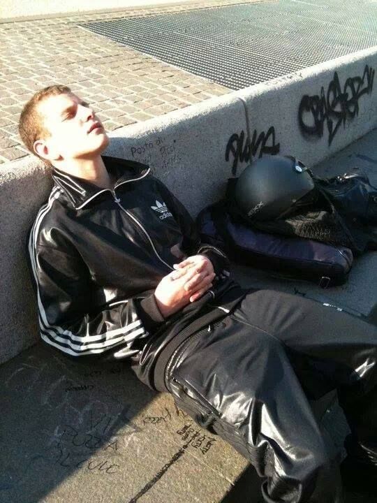 mmmmmmmmmmmmmmm Bad Boy Style, Look Adidas, Russian Men, Shiny Jacket, Shiny Clothes, Dark Photography, Fitness Inspo, Boy Fashion, Leather Men