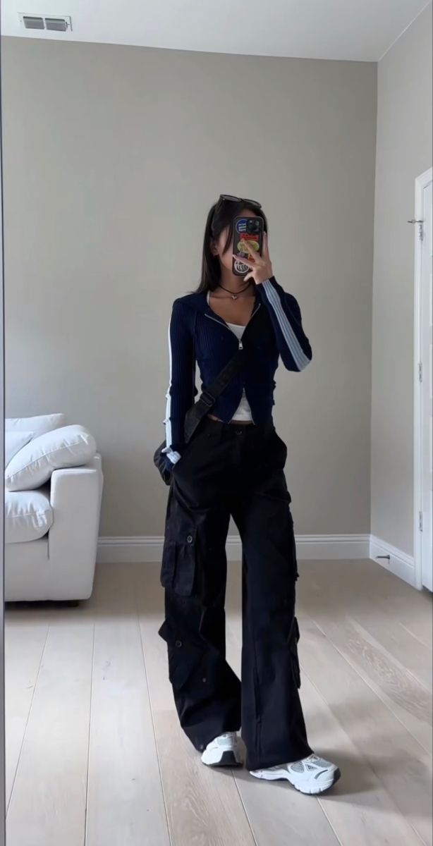 Cute Girl Asthetics Outfit, Outfit Ideas Soft Grunge, Style Inspiration Tomboy, Korean Style Streetwear, Black Flare Leggings Outfit Aesthetic, Aesthetic Outfits Girl Korean, Alt Girl Aesthetic Outfits, Girly Baggy Clothes Aesthetic, Cargo Pants Outfits Aesthetic