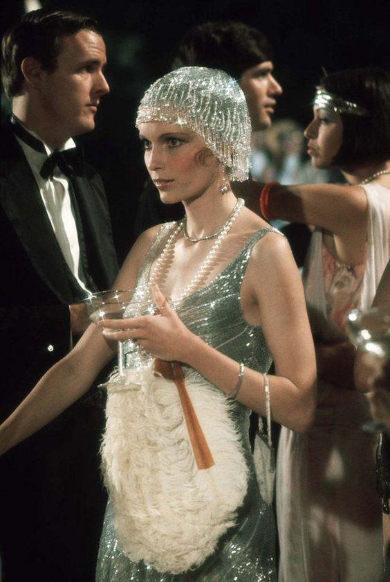 - College Fashionista 20’s Fashion, 20s Aesthetic, 1920s Aesthetic, 1920 Style, Style Année 20, Twenties Style, Kelly Lebrock, Daisy Buchanan, Dance Aesthetic