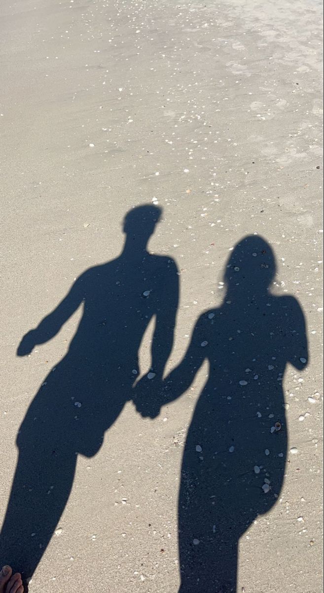 cute pic walking on the beach Couple Beach Pictures, Beach Romance, Beach At Night, Couples Walking, Beach Date, Walk On The Beach, Aesthetic Couple, Beach Night, Lake Beach