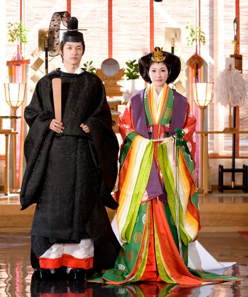 A man and woman dressed in Jûnihitoe and ikan-sokutai (full Japanese court dress of traditional fashion for men) Heian Period Clothing, Japanese Wedding Kimono, Heian Era, Japanese Traditional Clothing, Japanese Costume, Heian Period, Japanese Wedding, Japanese Clothing, Period Clothing