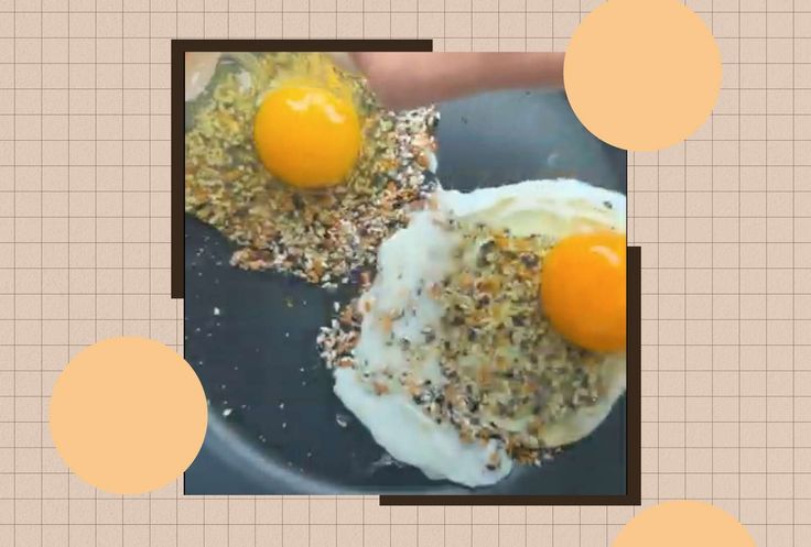 Everything bagel seasoning is the secret to crispy, flavorful fried eggs from influencer Yumna Jawad, a.k.a. Feel Good Foodie. Here's her recipe. Feel Good Foodie, Easy Breakfast Brunch, Breakfast Oatmeal Recipes, Everything Bagel Seasoning, Dessert Smoothie, Bagel Seasoning, Lunch Appetizers, Egg Recipes For Breakfast, Grocery Foods